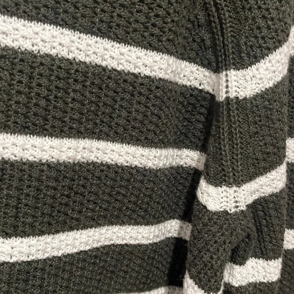 Old Navy Cropped Sweater! LIKE NEW! - Picture 4 of 4
